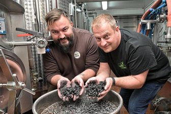 Die Enten zum 1. April: Raacherkerzl-Kola und Flusskreuzschifffahrt im Erzgebirge - Dominik Naumann, Inhaber der Brauerei Zwönitz (l.), und Mirko Paul, Geschäftsführer der Crottendorfer Räucherkerzen, stellen zum 1. April ihre Kreation vor. Zum Einfärben der Raacherkerzl-Kola verwenden sie Original Crottendorfer Räucherkerzen.