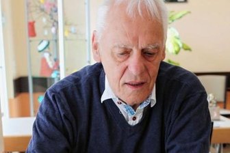 "Die Enttäuschung ist groß" - Peter Kühnrich reiste extra aus Potsdam an, um seinen Stollbergern zum Sieg zu verhelfen. Dabei gelang ihm immerhin ein Remis.