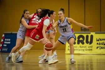 Die Entweder-oder-Katzen haben wieder zugeschlagen: Basketballerinnen der Chemcats gewinnen deutlich gegen Rotenburg - Die Basketballerinnen der Chemcats um Co-Kapitänin Lucile Peroche (rechts) gewannen gegen die Avides Hurricanes aus Rotenburg klar mit 94:67.