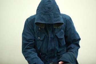Die Erinnerung des Carsten S. - Carsten S. versteckt sich zu jedem Prozesstag vor den Fotografen unter einer Kapuze. Er ist aber bislang der Einzige, der aussagt.