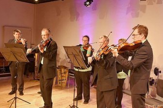 Die Erlbacher sind neugierig auf ihr neues Altes Schloss - Das gestrige Premierenkonzert im neuen Alten Schloss Erlbach stieß auf einen überwältigenden Besucherzuspruch. Gestaltet wurde es von der Streichergruppe Erlbach (Foto) und den Original Schwarzbachmusikanten.