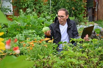 Die Ernte der Anderen - Thomas Seidel in dem Garten, in dem er Gemüse - unter anderem diese Zucchini-Art - anbaut, das er auch im Internet zum Tausch anbietet.