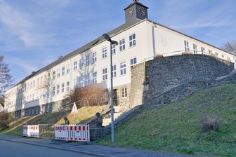 Die erste nach dem Zweiten Weltkrieg in Sachsen erbaute Schule: Warum Bürger im Erzgebirge um sie kämpfen - Die riesige Oberschule Auerbach: Die große Treppe und das wuchtige Rondell sind marode und daher gesperrt – es herrscht Gefahr.