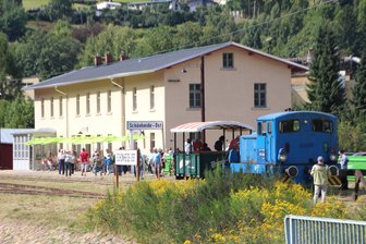 „Die erste Resonanz war überwältigend“: Bahnhof im Erzgebirge wird wieder erweckt - Wieder Schienenverkehr gab es am ersten September-Wochenende am Bahnhof Schönheide Ost.