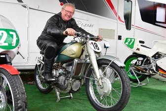 Die erste Testfahrt endet noch im Gartenzaun - Rodewischer strahlt über beide Ohren: Stefan Tennstädt mit seinem Prunkstück, der DKW SS 250. 