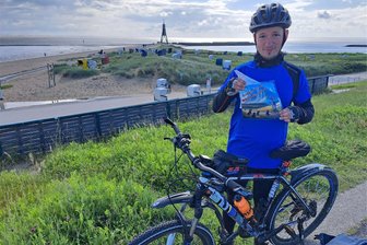 Die ersten 200 Kilometer sind geschafft: Schönheider radelt für Eishockey-Nachwuchs von Cuxhaven ins Erzgebirge - Das Foto von Benjamin Fritzsch entstand vor der Kugelbake in Cuxhaven. Dort hat er seine erste Etappe nach Hamburg gestartet.