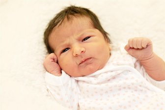 Die ersten Babys 2024 im Plauener Vogtland-Klinikum heißen Janosch und Aryam - Mit dem ersten Fototermin ihres Lebens scheint die kleine Aryam zwar noch zu hadern. Dafür erblickte sie gesund und putzmunter am 2. Januar das Licht der Welt.