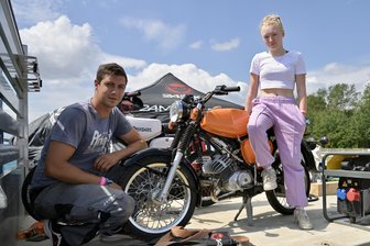 Die ersten Besucher reisten um 1 Uhr morgens an: Zwickauer Simson-Treffen hat begonnen - Jimmy Teske (23) und Ashley Kestel (19) aus Stollberg haben ihre Zweitakt-Leidenschaft mit auf das Simson-Treffen gebracht.