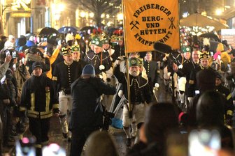 Die ersten Bilder von der Bergparade in Freiberg - Die Bergparade in Freiberg am Samstagabend beim Marsch über die Burgstraße zum Obermarkt. Tausende Schaulustige säumten trotz nasskalten Wetters die Strecke.