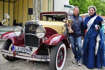 Die ersten Gäste kamen schon vor Programmbeginn: Riesen-Andrang beim Rhododendronfest in Bad Elster - Andreas Reichel aus Hundsgrün in seinem Oldtimer Reo Flying Cloud Master. Das Auto wurde beim Rhododendronfest in Bad Elster als bester Hingucker ausgezeichnet. Dafür bekam Reichel von Brunnenkönigin Christel I. den Wanderpokal der Sächsischen Staatsbäder überreicht. 