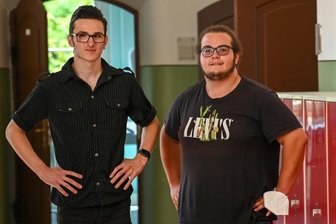 Die Ersten in Sachsen: Zwei blinde Schüler wuppen Abi an Regelgymnasium in Chemnitz - Julien Franke (links) und Lucas Heyer haben das Abitur abgelegt. Sie sind blind beziehungsweise sehbehindert. Doch als Problem wollen sie das nicht verstanden wissen. Jetzt wollen beide studieren.
