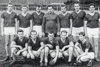 Die ersten Meilensteine der ZHC-Geschichte - Das Foto aus der Sammlung eines damaligen Spielers zeigt die Handballer der BSG Grubenlampe Zwickau in der Saison 1966/67 auf dem Sportplatz in der Parkstraße. Hinten von links: U. Langer, H. Kusch, Name nicht bekannt, D. Langer, K. Voß, W. Wallenburger, F. Strobel. Vorn von links: F. Cruschwitz, R. Müller, Thummler, H. Hempel, H. Vogel. 