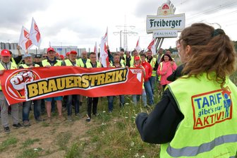 Die ersten Streiks seit 30 Jahren: Freiberger Brauhaus liegt für zwei Tage lahm - Gwendolyn Barthe von der Gewerkschaft Nahrung-Genuss-Gaststätten sprach am Donnerstag zu Beschäftigten des Freiberger Brauhauses, die in den Ausstand getreten sind.