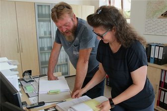 Die ersten Tage des neuen Bürgermeisters im Limbacher Gemeindeamt - Der Blick in Aktenordner wird für Jens Göbel demnächst sehr oft zu seinen Arbeitsaufgaben gehören . Gerade am Anfang unterstützt ihn dabei Gemeindemitarbeitern Manuela Schmidt. 