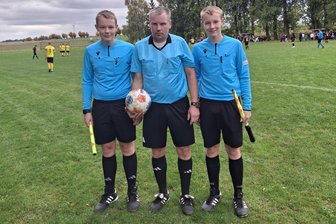Die ersten Zwillinge unter Mittelsachsens Fußball-Schiedsrichtern: „Einige Lehrer verwechseln uns immer noch“ - Schon ein eingespieltes Team: Die Zwillinge Paul (l.) und Emil Michael (r.) sind oft mit Ronny Dimmel zu den Partien im Kreis unterwegs. Alle drei Unparteiischen pfeifen für den SV Geringswalde.