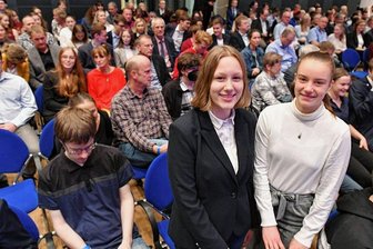 Die Erstis an der TU Bergakademie Freiberg: "Allein wohnen, lernen - alles fühlt sich neu an" - Zwei Dresdnerinnen unter den "Erstis" an der Freiberger TU Bergakademie: Luisa Hofmann und Hannah Schiebold(v. l.) studieren beide Geoökologie. Am Dienstagnachmittag wurden sie mit ihren Kommilitonen während einer Feier immatrikuliert. 