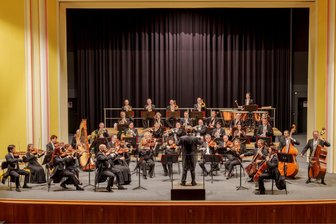Die Erzgebirgische Philharmonie stimmt an: Eine Spielzeit mit Abba-Hits, Walzerkönigen und Rocklegenden - Die Erzgebirgische Philharmonie startet am 14. September im Kulturhaus in Aue mit ihrem 1. Philharmonischen Konzert in die neue Saison. Ein „fulminanter Auftakt“ mit Rachmaninoffs drittem Klavierkonzert und Tschaikowskis fünfter Sinfonie. Am 16. Dezember wird im Annaberger Theater gespielt.
