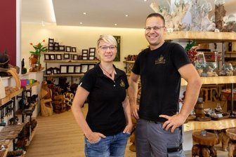 Die Erzgebirgsregion hat jetzt einen eigenen Ebay-Marktplatz - Alexandra und Robert Hähnel in ihrem Möbelgeschäft Kinaree. Der Vorsitzende des Gewerbevereins Zschopau unterstützt den neuen lokalen Online-Marktplatz bei Ebay.