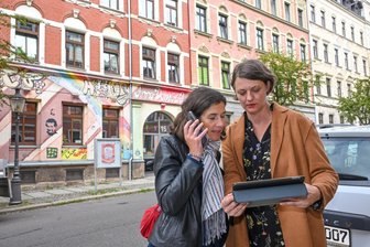 Die etwas andere Stadtführung: Allein mit dem Handy durch Chemnitz - Birgit Glorius und Katja Manz (rechts) testen mit dem Tablet die digitalen Stadtrundgänge.
