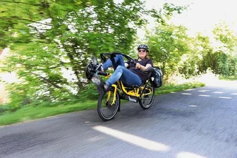 Die Eurobike zeigt, wie wir bald radeln - Easy Rider: Diese S-Pedelec-Fahrerin schafft dank elektrischer Unterstützung Tempo 45. Dafür braucht das vollgefederte Liegerad des deutschen Herstellers HP Velotechnik aber ein Versicherungsschild. Kaufpreis des ab 1. September bestellbaren Gefährts: ab 8690 Euro. 