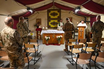 Die Evangelische Kirche und ihr Abschied vom Pazifismus: Wie sollen wir den Krieg verlernen? - Militärpfarrer beim Bundeswehr-Gottesdienst: „Du sollst nicht töten, es sei denn ...“ ?