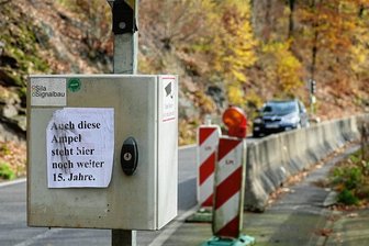 Die "ewige Ampel" vor Scharfenstein - An dieser Stelle müssen Kraftfahrer oft warten. "Auch diese Ampel steht hier noch weiter 15 Jahre", haben Witzbolde auf den Zettel geschrieben. Ob sie damit Recht behalten?