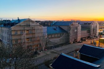 Die ewige Baustelle: Wie Freiberg einen Geisterbahnhof bekam - Das Empfangsgebäude des Freiberger Bahnhofs ist seit Jahren eine Baustelle – und kein Ende in Sicht.