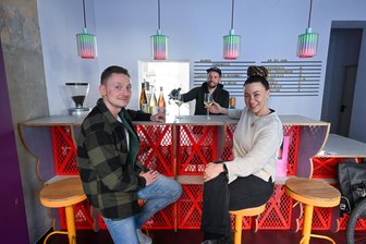 Die Experimentierküche Chemnitz startet mit „Root Dining“ - Florian Hegewald von der Stadtverwaltung und Janette Graf vom Team Kreativachse stoßen auf den Start der Experimentierküche an.
