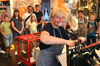 Die Expertin an der Presse: Zeit-Werk-Stadt macht Druck - Christa Frohburg im Erlebnismuseum Zeit-Werk-Stadt in Frankenberg.