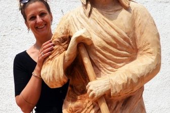 Die fabelhafte Welt der Gelenauer Tierwesen und Siedler aus Holz - Die Deutsche Meisterin im Speedcarving, Res Hofmann, erschuf an zwei Tagen eine Gelenauer Siedlerin.