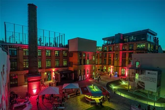 „Die Fabrik“ in Chemnitz eröffnet: Was das 15-Millionen-Euro-Projekt alles bietet - In weniger als zwei Jahren wurde die ehemalige Schleifmaschinenfabrik an der Zwickauer Straße saniert.