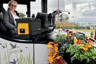 „Die Fahrgäste benehmen sich besser“: Diese Frau sitzt am Lenkrad von Zwickaus buntestem Bus - Busfahrerin Dorota „Dora“ Henselek in ihrem Bus, der zurzeit herbstlich dekoriert ist. Anzutreffen ist sie damit auf den Straßen im Landkreis Zwickau.