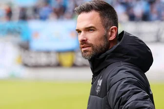 Die Familie kommt noch vor dem Fußball: CFC-Cheftrainer Benjamin Duda im Porträt - CFC-Cheftrainer Benjamin Duda beobachtet das Spiel. Ein Typ, der an der Seitenlinie herumtobt, ist er nicht.
