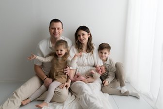 Die Familienkolumne: Der erste Urlaub zu fünft - Roxana Hofmann mit Mann und Kindern Foto: Roxana Hofmann