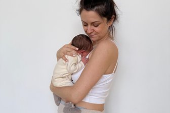 Die Familienkolumne: Und plötzlich sind wir fünf - Roxana Hofmann mit ihrem dritten Kind Linnie Eloise.