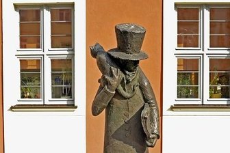 Die "fantastischen Fluchten" des E.T.A. Hoffmann - Eine E.T.A.-Hoffmann-Statue auf dem Theaterplatz in Bamberg in Oberfranken. E.T.A Hoffmann kam 1808 nach Bamberg, um als Musikdirektor am hiesigen Theater - dem heutigen E.T.A.-Hoffmann-Theater - zu arbeiten.