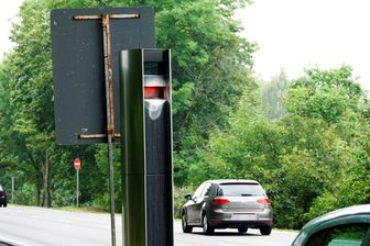 Die Farbattacken auf Blitzer gehen weiter - Blitzer an der Dresdner Straße in Chemnitz.