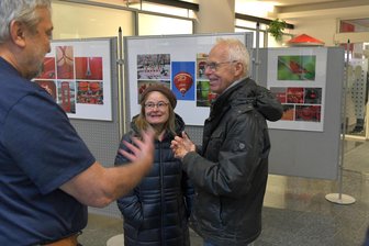 „Die Farbe Rot“: Freiberger Fotofreunde zeigen ihre Jahresausstellung - Vereinsvorsitzender Harald Börner (l.) im Gespräch mit den ersten Besuchern der Ausstellung, Maria und Siegfried Loogk aus Freiberg.