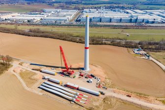 Die fast unendliche Geschichte von Sachsens höchsten Windrädern - Vor der Kulisse des VW-Werks werden Sachsens höchste Windräder gebaut. Allein die Rotorblätter messen 75 Meter.