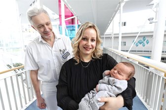 Die (fast) unmögliche Geburt: Wie der kleine Connor im Kreiskrankenhaus Freiberg das Licht der Welt erblickte - Chefarzt Wladimir Schwabauer vom Kreiskrankenhaus Freiberg freut sich mit Mama Romi Martin, dass es dem kleinen Connor so gut geht.