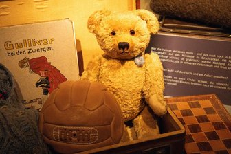 Die fast vergessene Geschichte eines Lagers für Vertriebene im Vogtland - Puppe oder Ball? Wer als Kind am Kriegsende seine Heimat verlor, konnte in seinem Rucksack oft nur eins von beiden mitnehmen.