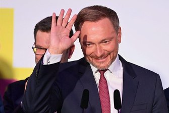 Die FDP: Keine Frotzelei gegen Grüne - FDP-Chef Christian Lindner auf der Wahlpartei seiner zufriedenen Liberalen.