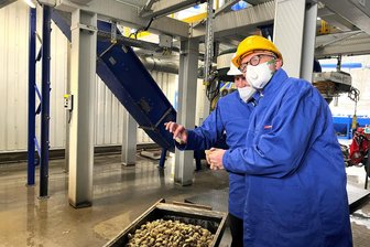 Die Feinhütte Halsbrücke eröffnet eine 8,5 Millionen Euro teure Brikettieranlage - Feinhütte-Geschäftsführer Thoralf Schlutzkus (r.) und Thomas Kralinski mit den Briketts aus der neuen Anlage.