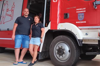 Die Feuerwehrfamilie aus dem Erzgebirge: Was junge Brandschützer von den Schönherrs lernen - Michael und Tina Schönherr wurden für ihren Einsatz mit der Ehrenmedaille der Jugendfeuerwehr Sachsen ausgezeichnet.