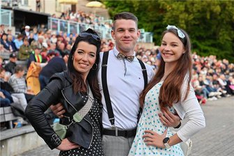 Die Firebirds an der Talsperre Kriebstein: Elvis schenkt seiner Mutter einen Cadillac - Die Rock`N`Roll Band The Firebirds gastierte am Freitagabend mit der Show Jukebox auf der Seebühne Kriebstein: Max Schellenberg aus Zschoppelshain bei Wechselburg feierte mit Mutti Susanne Schellenberg (li) und Freundin Shirin Baschand einen ganz besonderen Abend. 