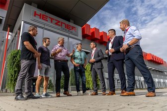 Die Firma Hetzner und ihre 300.000 Server: Darum ist Falkenstein in der IT-Branche so wichtig - Landrat Thomas Hennig, CDU-Kreischef Sören Voigt und Falkensteins Bürgermeister Marco Siegemund besuchten am Montag das Rechenzentrum der Hetzner Online GmbH in Falkenstein.