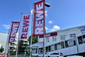 „Die Flächen sind begehrt“: Welche Handelsketten nach dem Umbau ins Baikal-Center in Zwickau-Neuplanitz ziehen - Die Fahnen von Rewe am Baikal-Center Neuplanitz werden bald eingeholt. Der Vermieter hat dem Markt zum 31. Juli gekündigt.