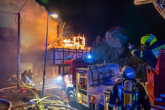 „Die Flammen haben nichts Persönliches verschont“: Enorme Spendenbereitschaft nach Großbrand im Erzgebirge - Das Bauernhaus in Waschleithe ist durch den Brand zerstört worden.