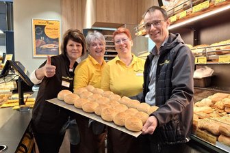 Die Flöhaer haben wieder einen Bäcker in der Alten Baumwolle - Bäckerei-Chef Mathias Möbius freut sich mit seinen Mitarbeiterinnen Antje Schaarschmidt, Sabine Bach und Simone Erler (v.r.) über die Filial-Eröffnung in Flöha.