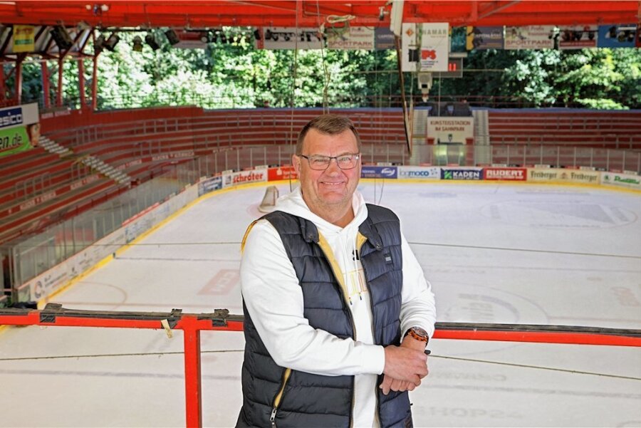 Die Flucht, die nach sechs Tagen vorbei ist: Crimmitschauer Eishockey-Legende Stefan Steinbock wird 60 - Stefan Steinbock im Kunsteisstadion im Sahnpark. Sein Trikot hängt unter dem Hallendach, die Nummer 10 wird nicht mehr vergeben. 